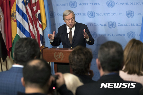【AP/뉴시스】 = 안토니오 구테흐스 유엔사무총장이 1일(현지시간) 기자회견을 열고 트럼프의 반이민 행정명령의 조속한 철회를 요구한다고 밝히고 있다.&nbsp; 그는 이 정책이 피난처를 찾는 난민들과 무슬림 국적자들에 대한 차별로 무슬림사회에 부정적인 영향을 미칠 것이며 미국이나 어느 나라에도 이득이 되지 않는다고 말했다.&nbsp;&nbsp;&nbsp;&nbsp; 
