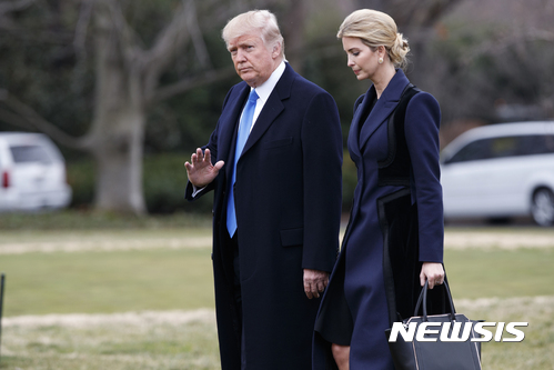 【워싱턴=AP/뉴시스】도널드 트럼프 미국대통령이 1일(현지시간) 워싱턴 백악관에서 딸 이반카와 함께 전용 헬기 마린 원을 타기 위해 걸어가고 있다. 2017.02.02 