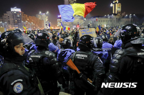 【부쿠레슈티=AP/뉴시스】루마니아 수도 부쿠레슈티에서 1일(현지시간) 부패 정치인 사면에 항의하는 반정부 시위가 열리고 있다. 2017.2.2.