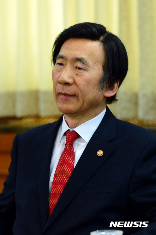 【서울=뉴시스】전진환 기자 = 윤병세 외교부장관이 2일 오전 국정현안 관련 관계 장관회의가 열린 서울 종로구 정부서울청사 대회의실에 자리하고 있다. 2017.02.02.&nbsp; amin2@newsis.com