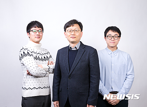 【울산=뉴시스】구미현 기자 = UNIST는 신소재공학부의 이종훈 교수팀이 '2차원 산화아연 반도체(2-dimensional ZnO Semiconductor)'를 개발했다고 2일 밝혔다. 이종훈 교수팀 모습. 2017.02.02. (사진 = UNIST 제공)  photo@newsis.com