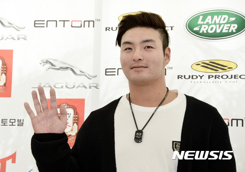 【인천공항=뉴시스】홍찬선 기자 = 미국 메이저리그 미네소타 트윈스의 박병호 선수가 2일 오전 인천공항에서 소속팀 전지훈련에 합류하기 위해 미국으로 출국하기 전 기자들에게 손을 흔들고 있다. 2017.02.02.&nbsp; mania@newsis.com