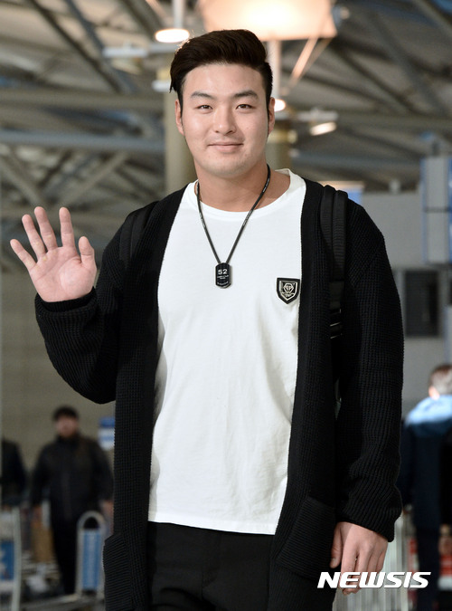 【인천공항=뉴시스】홍찬선 기자 = 미국 메이저리그 미네소타 트윈스의 박병호 선수가 2일 오전 인천공항에서 소속팀 전지훈련에 합류하기 위해 미국으로 출국하고 있다. 2017.02.02.&nbsp; mania@newsis.com
