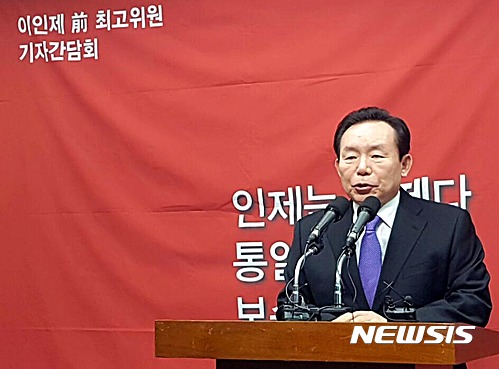 【전주=뉴시스】신동석 기자 = 2일 대선 출마를 선언한 새누리당 이인제 전 최고위원이 전북도의회에서 기자회견을 열고 "일자리를 만드는 대통령이 되겠다"고 강조했다. 2017.02.02&nbsp;&nbsp; sds4968@newsis.com