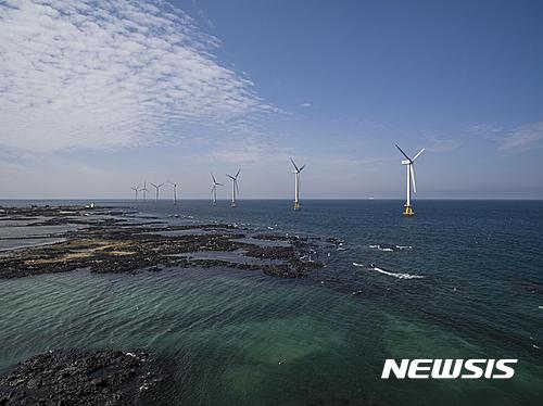 백운규, 국내 최초 상업용 해상풍력단지 '탐라해상풍력' 방문 