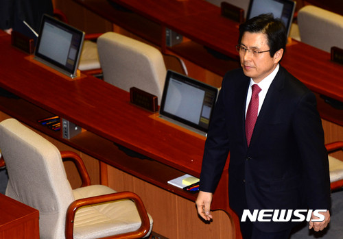 【서울=뉴시스】박주성 기자 = 2일 오전 서울 여의도 국회 본회의장에서 열린 제349회 국회(임시회) 제2차 본회의에서 황교안 국무총리 겸 대통령 권한대행이 더불어민주당 우상호 원내대표의 교섭단체 대표연설을 마친 후 본회의장을 나서고 있다. 2017.02.02.&nbsp; park7691@newsis.com