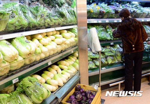 【서울=뉴시스】조성봉 기자 = 통계청이 1월 소비자물가가 2.0% 오르며 4년 3개월 만에 가장 큰 폭으로 상승했다고 발표한 2일 오전 서울의 한 대형마트에서 시민이 채소를 살펴보고 있다. 조류인플루엔자(AI)의 영향으로 수급이 급격히 줄어든 계란의 경우 1년 전보다 61.9% 상승했으며, 지난해 10월 태풍 차바가 휩쓸고 지나가면서 직격탄을 맞은 무는 113%, 배추는78.8%로 올랐다. 2017.02.02 suncho21@newsis.com