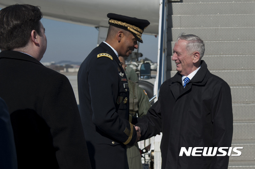 【서울=뉴시스】제임스 매티스 미국 국방장관이 2일 경기도 평택시 오산 공군기지에 도착해 빈센트 브룩스 주한미군사령관과 악수를 하고 있다. 2017.02.02. (사진=주한미군 홈페이지)&nbsp; photo@newsis.com