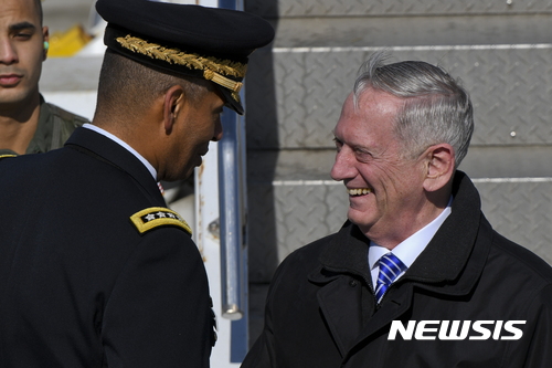 【서울=뉴시스】제임스 매티스(오른쪽) 미국 국방장관이 2일 경기도 평택시 오산 공군기지에 도착해 빈센트 브룩스 주한미군사령관과 대화를 나누고 있다. 2017.02.02. (사진=주한미군 홈페이지)&nbsp; photo@newsis.com
