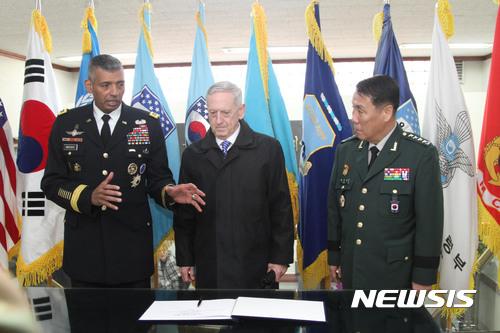 【서울=뉴시스】제임스 매티스(가운데) 미국 국방장관이 2일 서울 용산구 주한미군기지를 방문해 방명록을 작성한 뒤 빈센트 브룩스(왼쪽) 주한미군사령관과 임호영 한미연합군사령부 부사령관과 대화를 하고 있다. 2017.02.02. (사진=주한미군 홈페이지)&nbsp; photo@newsis.com