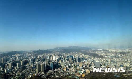 【서울=뉴시스】고범준 기자 = 아침 기온이 영하 10도 안팎의 한파가 이어지고 낮이 되면서 기세가 누그러지고 있는 2일 오후 서울 용산구 남산공원 N서울타워에서 바라본 서울 도심이 보이고 있다.&nbsp; 다가오는 주말에 전라도와 제주도를 시작으로 비 소식이 있고 밤에는 중부지방에 눈이나 비가 올 것으로 기상청은 내다봤다. 미세먼지 농도는 보통 수준을 유지, 야외 활동하기 수월. 2017.02.02.&nbsp; bjko@newsis.com