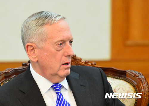 【서울=뉴시스】전진환 기자 = 제임스 매티스 미국 국방부장관이 2일 오후 서울 종로구 정부서울청사 접견실에서 황교안 대통령 권한대행 국무총리에게 인사말을 하고 있다. 2017.02.02.&nbsp; amin2@newsis.com