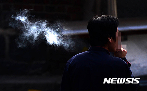 【서울=뉴시스】추상철 기자 = 계속되는 한파에 잔뜩 움추러든 도심속 서민들은 경제난에 힘겨운 겨울을 보내고 있다. 특히 단칸방에서 생계를 이어가는 쪽방촌 주민들의 삶은 더욱 힘겨워 보인다. 서울 용산구 서울역 인근 자리잡은 동자동 쪽방촌, 그곳에서 삶을 이어가는 주민들은 난방비를 아끼려고 차가운 방에 두터운 이불을 몇겹씩 덥고 지내고 있다.그러나 쪽방촌에 마련된 공동작업장에서 전기부품을 조립과 인형을 만드는 소일 거리로 돈을 벌고 있는 모습을 보면 그들에게도 삶의 희망이 느껴진다. 2일 오후 쪽방촌 주민이 담배를 태우고 있다. 2017.02.02. scchoo@newsis.com