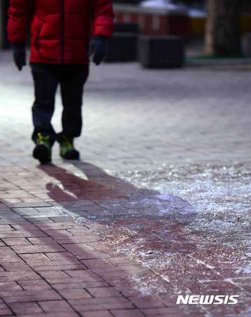 【서울=뉴시스】추상철 기자 = 계속되는 한파에 잔뜩 움추러든 도심속 서민들은 경제난에 힘겨운 겨울을 보내고 있다. 특히 단칸방에서 생계를 이어가는 쪽방촌 주민들의 삶은 더욱 힘겨워 보인다. 서울 용산구 서울역 인근 자리잡은 동자동 쪽방촌, 그곳에서 삶을 이어가는 주민들은 난방비를 아끼려고 차가운 방에 두터운 이불을 몇겹씩 덥고 지내고 있다.그러나 쪽방촌에 마련된 공동작업장에서 전기부품을 조립과 인형을 만드는 소일 거리로 돈을 벌고 있는 모습을 보면 그들에게도 삶의 희망이 느껴진다.&nbsp; 2일 오후 쪽방촌 주민의 그림자가 드리워진 빙판길을 지나고 있다. 2017.02.02. scchoo@newsis.com