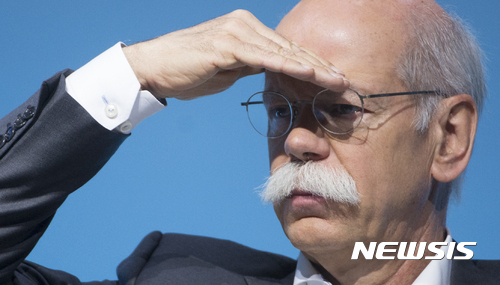 【슈투트가르트=AP/뉴시스】디터 제체 독일 다임러벤츠 회장이 2일(현지시간) 슈투트가르트에서 연례 기자회견에 참석해 조명 때문에 앞이 잘 보이지 않는듯 손으로 눈을 가리고 있다. 2017.02.02