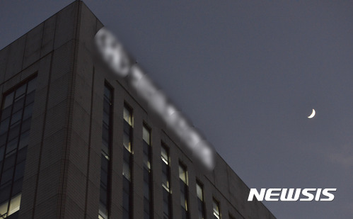 【서울=뉴시스】김선웅 기자 = 법원이 2일 지난해 9월 법정관리에 들어간 한진해운에 대해 회생절차 폐지를 결정, 올해로 창립 40주년이 된 한진해운에 대해 법원은 이르면 오는 17일 파산을 선고할 것으로 예상된다.&nbsp; 사진은 이날 오후 기존에 있던 한진해운 간판 등이 교체된 서울 영등포구 여의도 한진해운 사옥의 모습. 2017.02.02.&nbsp; mangusta@newsis.com