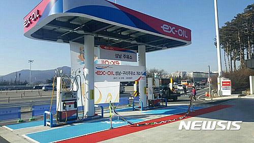 [서울=뉴시스]한국도로공사가 2일 서울외곽선 경기 성남시에 개소한 ex-oil 성남주유소. (사진=도로공사 제공)