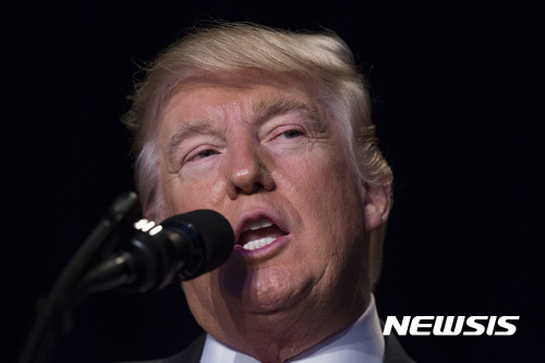 【워싱턴=AP/뉴시스】도널드 트럼프 미국 대통령이 2일(현지시간) 워싱턴에서 열린 내셔널 조찬기도회에서 "교회의 정치활동을 허용하겠다"는 연설을 하고 있다. 2017.02.03