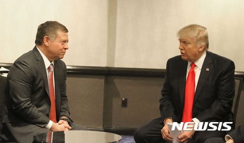 【워싱턴=뉴시스】 채정병 기자 = 2일(현지시간) 압둘라 2세 요르단 국왕이 도널드 트럼프 미국 대통령과 만나 양국 간의 전략적 관계를 확인하고, 테러에 공동 대응해 나가기로 했다고 요르단 관영 페트라 통신사가 밝혔다.&nbsp;&nbsp;&nbsp; 더불어 시리아 사태의 심각성에 뜻을 같이 하고, 시리아인들의 안전을 위한 대책마련에 공감한 것으로 알려졌다.&nbsp;&nbsp;&nbsp; 이에 앞서 미 의회 지도자들과 만난 자리에서 압둘라 2세 국왕은 이스라엘 주재 미국 대사관의 예루살렘 이전 계획에 대해 우려를 표명하면서, 만약 이것이 실행될 경우 팔레스타인과 아랍, 그리고 무슬림들의 분노를 촉발시킬 수 있음을 경고했다. 2017.02.03. (사진=요르단 왕실 제공)&nbsp;&nbsp;&nbsp; chae0191@newsis.com 