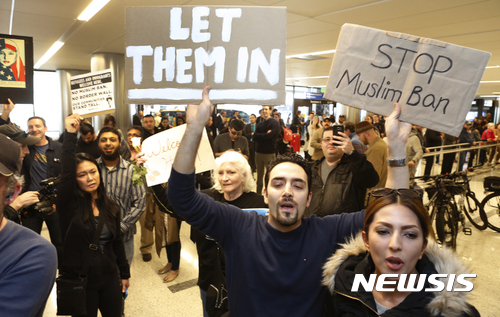 【로스엔젤레스=AP/뉴시스】도널드 트럼프 대통령이 이란을 포함한 이슬람 7개국에 대한 입국금지 행정명령을 시행한 뒤 외국 항공사들이 이란 여행사들에 미국 비자 소지 이란인에게 미국행 항공권을 판매하지 말라고 지시하고 있다. 이란 현지 여행사 코사르 여행사는 3일(현지시간) 모든 외국 항공사들로부터 미국&nbsp; 비자가 있는 이란인에게 항공권을 팔지 말라는 지침을 받았다고 밝혔다. 트럼프 반 이민 행정명령에 입국이 거부당했던 미국 비자 소지 이란인이 전날 미국 로스앤젤레스 국제공항에 도착하자 그의 지지자들이 그를 환영하고 있다. 2017.02.04 