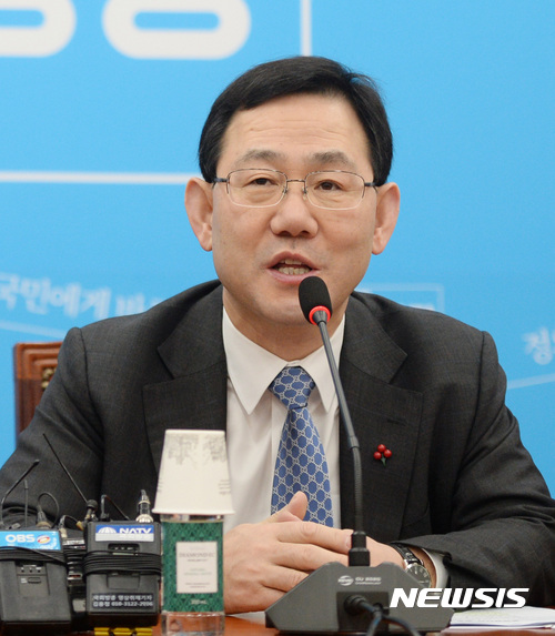 【서울=뉴시스】김진아 기자 = 바른정당 주호영 원내대표가 3일 오전 서울 여의도 국회에서 열린 원내대책회의에서 모두발언을 하고 있다. 2017.02.03.&nbsp; bluesoda@newsis.com