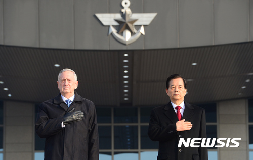 【서울=뉴시스】권현구 기자 = 한민구 국방부 장관과 제임스 매티스 미국 국방장관이 3일 오전 서울 용산구 국방부 연병장에서 열린 환영 의장행사에 참석해 의장대를 사열하고 있다. 2017.02.03.   stoweon@newsis.com