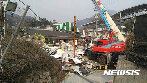 【남양주=뉴시스】이경환 기자 = 지난 2일 오후 경기 남양주시 조안면 상수원보호구역 일대 위치한 식당들이 폐업을 하고 철거작업을 벌이고 있다. 이 지역에는 최근 환경부가 상수원보호구역 특별단속을 벌여 단속된 음식점이 절반 이상에 달한다. 2017.02.03.&nbsp; lkh@newsis.com 