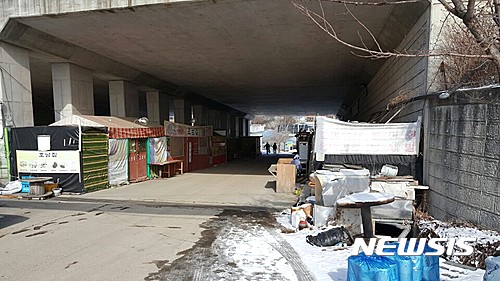 【남양주=뉴시스】이경환 기자 = 지난 2일 오후 경기 남양주시 조안면 상수원보호구역 일대 위치한 식당들이 집단으로 단속을 당하면서 한때 성황을 이뤘던 운길산역 주변 포장마차들이 모두 문을 닫았다. 2017.02.03.&nbsp; lkh@newsis.com 