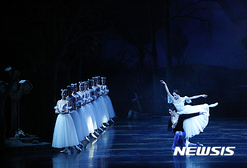 【서울=뉴시스】전막 발레 '지젤' 2막 중 황혜민·엄재용. 2017.02.03.(사진=유니버설발레단·김경진 제공) photo@newsis.com