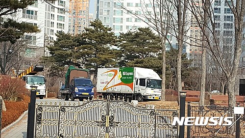 【김포=뉴시스】이승주 기자 = 경기 김포시 장기동 곳곳에서 이사 차량을 볼 수 있다. 이 일대에서는 지난달 한강 센트럴 자이 3500여 가구를 시작으로 이달 말까지 총 4500여 가구가 입주한다. 2017.02.03. joo47@newsis.com
