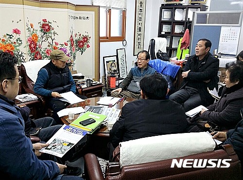 【광명=뉴시스】이종일 기자 = 경기 광명시 원광명지구 도시개발사업 조합추진위원회는 3일 원광명마을 한 사무실에서 경륜장IC유치위원회 등 단체 6곳과 회의를 열고 '광명~서울고속도로 원광명IC 공동추진위원회'를 결성했다. 2017.02.03.  lji22356@newsis.com