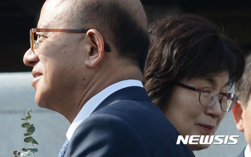 【서울=뉴시스】홍효식 기자 = 박한철(왼쪽) 헌법재판소장이 31일 오전 서울 종로구 헌법재판소에서 열린 제5대 헌법재판소장 퇴임식을 마친 뒤 이정미 헌법재판관과 악수한 뒤 돌아서고 있다.&nbsp;&nbsp; 박 소장은 지난 2011년 2월 1일 헌법재판관에 임명된 후 지난 2013년 4월 12일 검찰 출신으로는 처음으로 헌재소장에 취임했다. 2017.02.04.&nbsp;&nbsp; yesphoto@newsis.com