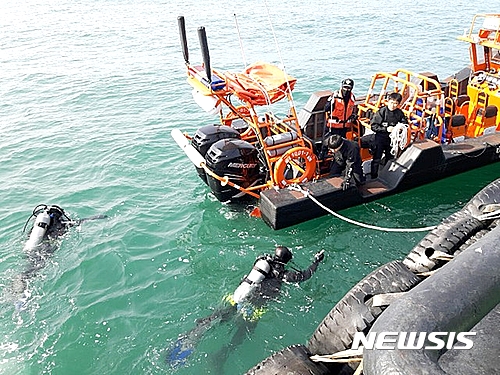 【군산=뉴시스】고석중 기자 = 3일 오후 1시25분께 전북 군산시 어청도 남쪽 24㎞ 해상에서 추진기 장애를 일으켜 표류하던 266t급 예인선(부산선적, 승선원 5명)을 구조하기 위헤 군산해경 구조팀이 잠수하고 있다. 2017.02.003. (사진= 군산해경 제공)&nbsp;&nbsp;&nbsp; photo@newsis.com