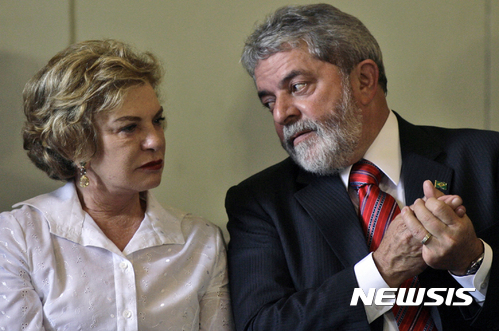 【 리우데자네이루=AP/뉴시스】브라질 '좌파의 상징' 루이스 이나시우 룰라 다 시우바 전 대통령의 부인 마리자 레치시아 룰라 다 시우바 여사가 3일(현지시간) 66세로 세상을 떠났다. 병원은 이날 성명에서 마리자 여사가 지난 2일 뇌사 판정을 받은 뒤 이날 오후 6시57분께 사망했다고 밝혔다. 마리사 여사는 지난달 24일부터 뇌졸중으로 상파울루에 있는 한 병원에 입원했었다. 룰라 전 대통령과 마리자 여사가 지난 2003년 1월25일 리우데자네이루에 있는 이타마라티 궁에서 열린 한 기념식에서 참석한 모습. 2017.02.04