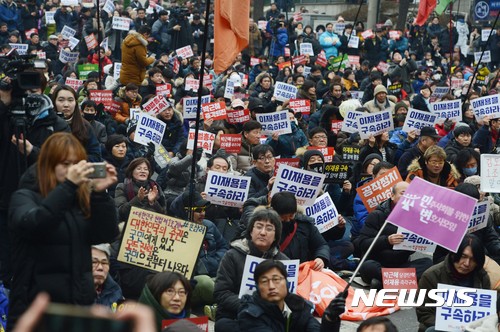 【서울=뉴시스】신태현 기자 = 4일 오후 박근혜 대통령 퇴진 촉구 14차 촛불집회를 앞두고 서울 서초구 서울중앙지법 앞에서 박근혜대통령퇴진 비상국민행동(퇴진행동)을 비롯한 시민들이 박 대통령의 즉각 퇴진과 이재용 삼성전자 부회장의 구속을 촉구하는 사전집회에 참석하고 있다. 2017.02.04.&nbsp; holjjak@newsis.com