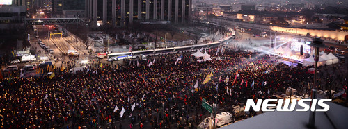 【서울=뉴시스】추상철 기자 = 설 명절 이후 박근혜 대통령 퇴진을 촉구하는 첫 촛불집회가 열린 4일 오후 서울 종로구 광화문광장에서 참가자들이 박 대통령 퇴진을 촉구하고 있다. 2017.02.04.&nbsp; scchoo@newsis.com