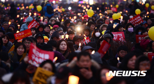 【서울=뉴시스】추상철 기자 = 설 명절 이후 박근혜 대통령 퇴진을 촉구하는 첫 촛불집회가 열린 4일 오후 서울 종로구 광화문광장에서 참가자들이 박 대통령 퇴진을 촉구하고 있다. 2017.02.04.&nbsp;&nbsp; scchoo@newsis.com&nbsp; 