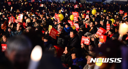 【서울=뉴시스】추상철 기자 = 박근혜 대통령 퇴진을 위한 촛불집회 100일을 하루 앞둔 4일 오후 서울 종로구 광화문광장에서 참가자가 박 대통령 퇴진을 촉구하고 있다. 2017.02.04.   scchoo@newsis.com