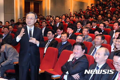 【서울=뉴시스】조성봉 기자 = KT 황창규 회장이 3일 경기도 성남시 분당구 KT 분당사옥에서 열린 '2017년 신년 전략워크숍'에서 주요 임직원들에게 “앞으로 3년간 미디어, 스마트에너지, 기업?공공가치 향상, 금융거래, 재난?안전 ‘5대 플랫폼’을 미래 핵심사업으로 성장시키겠다”는 포부를 밝히고 있다. 2017.02.05.(사진=KT제공) photo@newsis.com