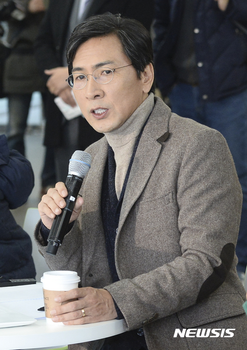 【서울=뉴시스】최진석 기자 = 안희정 충남지사가 5일 서울 성북구 꿈의숲 아트센터 키즈카페에서 열린 '2040과 함께 하는 아이키우기 브런치토크'에 참석해 육아에 관한 발언을 하고 있다. 2017.02.05. myjs@newsis.com