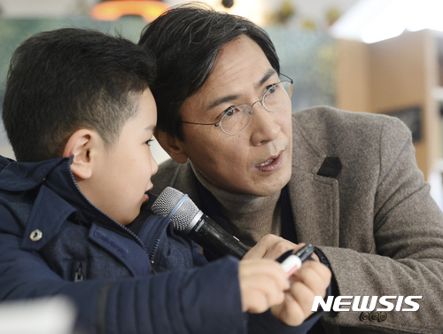 【서울=뉴시스】최진석 기자 = 안희정 충남지사가 5일 서울 성북구 꿈의숲 아트센터 키즈카페에서 열린 '2040과 함께 하는 아이키우기 브런치토크'에 참석해 어린이의 발언을 경청하고 있다. 2017.02.05. myjs@newsis.com