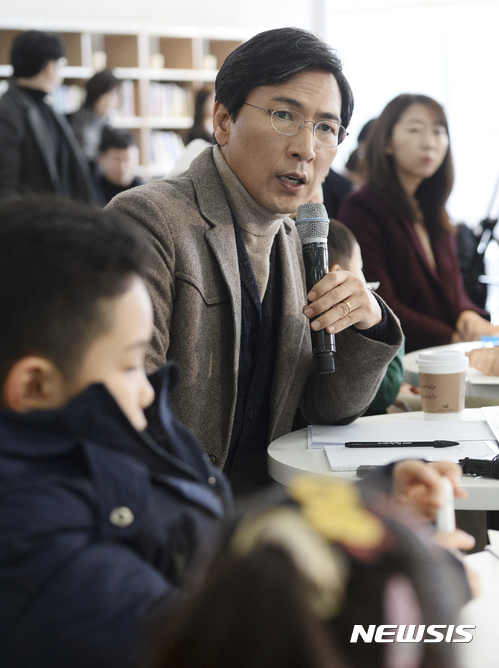 【서울=뉴시스】최진석 기자 = 안희정(오른쪽 두번째) 충남지사가 5일 서울 성북구 꿈의숲 아트센터 키즈카페에서 열린 '2040과 함께 하는 아이키우기 브런치토크'에 참석해 육아에 관한 발언을 하고 있다. 2017.02.05. myjs@newsis.com
