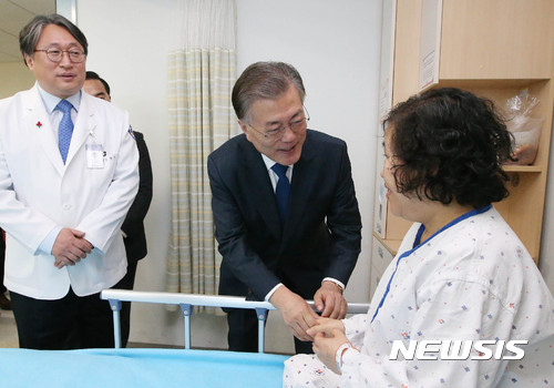 【서울=뉴시스】최진석 기자 = 문재인 전 더불어민주당 대표가 5일 오전 '보호자 없는 환자안심병원'인 서울 중랑구 신내동 서울의료원을 방문해 입원 환자와 대화를 나누고 있다. 2017.02.05. photo@newsis.com
