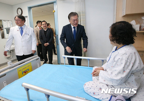 【서울=뉴시스】최진석 기자 = 문재인 전 더불어민주당 대표가 5일 오전 '보호자 없는 환자안심병원'인 서울 중랑구 신내동 서울의료원을 방문해 입원 환자와 대화를 나누고 있다. 2017.02.05. photo@newsis.com