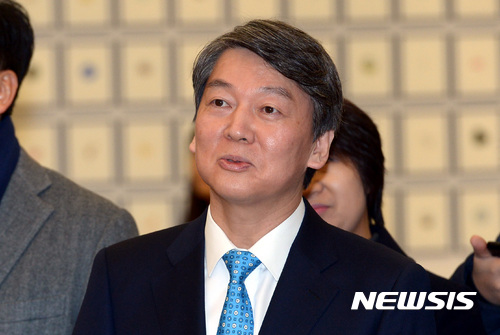 【서울=뉴시스】이영환 기자 = 국민의당 안철수 전 공동대표가 5일 오전 서울 종로구 국립현대미술관 서울관을 찾아 올해의 작가상 2016 전시를 관람하고 있다.&nbsp; 안철수 전 공동대표는 이날 국립현대미술관 서울관에서 배순훈 전 정보통신부 장관과 4차 산업혁명 시대 정책 방향에 대한 의견을 교환할 계획이다. 2017.02.05.&nbsp; 20hwan@newsis.com 