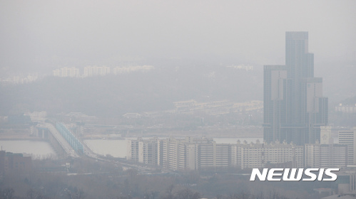 【서울=뉴시스】임태훈 기자 = 초미세먼지 농도가 '나쁨'을 나타낸 5일 오후 서울 중구 남산에서 바라본 서울 도심의 모습이 뿌옇다. 2017.02.05. taehoonlim@newsis.com