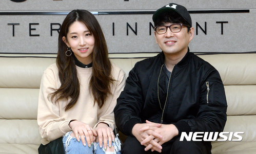 【서울=뉴시스】권현구 기자 = 작곡가 안영민과 가수 케이시가 2일 오후 서울 강남구 넥스타 엔터테인먼트에서 뉴시스와 인터뷰 전 포즈를 취하고 있다. 2017.02.06&nbsp;&nbsp; stoweon@newsis.com