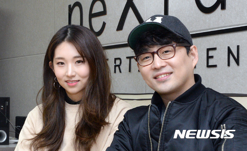 【서울=뉴시스】권현구 기자 = 작곡가 안영민과 가수 케이시가 2일 오후 서울 강남구 넥스타 엔터테인먼트에서 뉴시스와 인터뷰 전 포즈를 취하고 있다. 2017.02.06&nbsp;&nbsp; stoweon@newsis.com