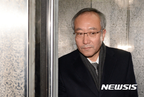 【서울=뉴시스】임태훈 기자 = 서창석 서울대학교병원장(전 대통령 주치의)이 조사를 받기 위해 6일 오전 서울 강남구 대치동 특검 사무실 승강기에 탑승하고 있다. 2017.02.06. taehoonlim@newsis.com