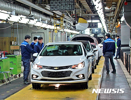 【군산=뉴시스】고석중 기자 = 한국지엠㈜ 군산공장이 7월 한달간 쉐보레 차량 구매 고객에게 역대 최고 수준의 파격 혜택을 제공한다고 3일 밝혔다. 사진은 준중형 세단인 '올 뉴 크루즈 양산 공정인 조립라인의 모습(뉴시스 2017.02.06. DB)